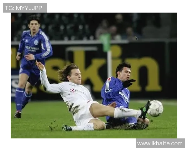 门兴格拉德巴赫队与沙尔克04的激烈对决展现足球魅力与团队精神